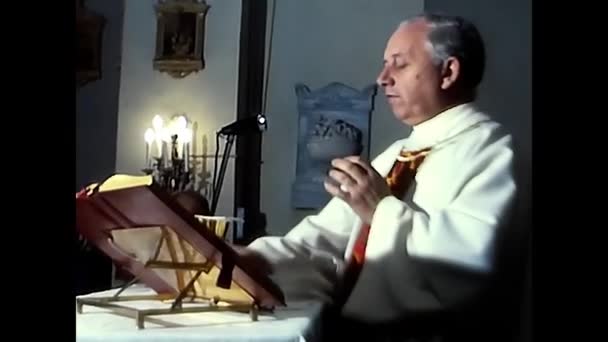 Palermo Novembre 1980 Sacerdote Celebra Momento Della Comunione Chiesa Negli — Video Stock