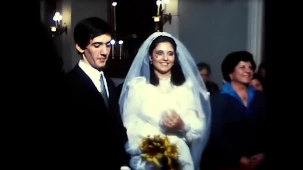 Palermo Italy November 1980 Brud Och Brudgum Kyrklig Ceremoni Med — Stockvideo