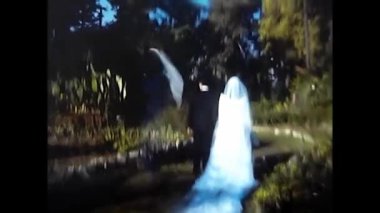 Palermo, İtalya 22 Kasım 1980: 80 'lerde parkta evli bir çift