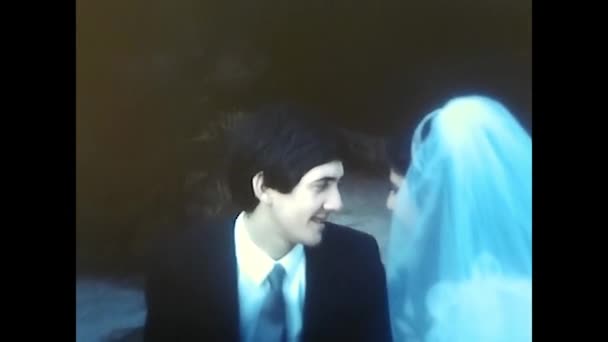 Παλέρμο Ιταλία Νοεμβρίου 1980 Φιλί Παντρεμένου Ζευγαριού Στο Πάρκο Δεκαετία — Αρχείο Βίντεο
