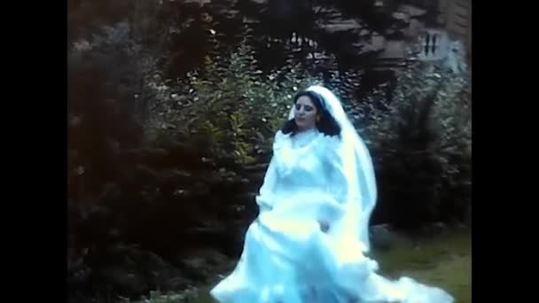 Palermo Italy November 1980 Házastársak Lassított Felvételen Futnak Ölelik Egymást — Stock videók