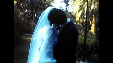 Palermo, İtalya 22 Kasım 1980: 80 'lerde parkta evli çift öpücüğü