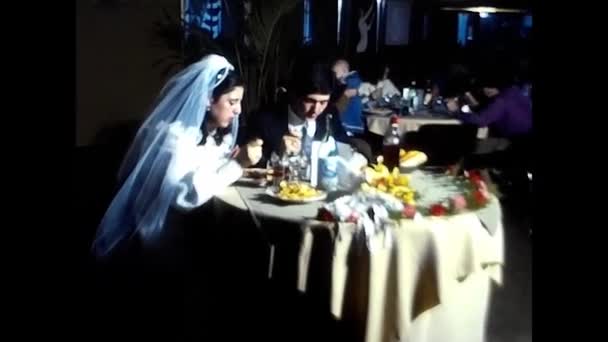 1980年11月22日イタリア パレルモ 80年代のレストランでの結婚式のディナーシーン — ストック動画