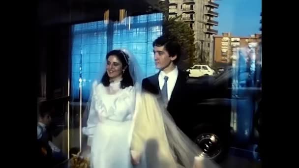 イタリアのパレルモ1980年11月22日結婚したカップルが80年代のレストランに到着 — ストック動画
