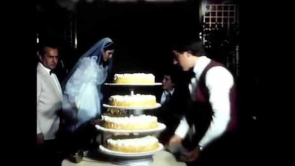 1980年11月22日イタリア パレルモ 80年代のウェディングケーキのレストランで新郎新婦が — ストック動画