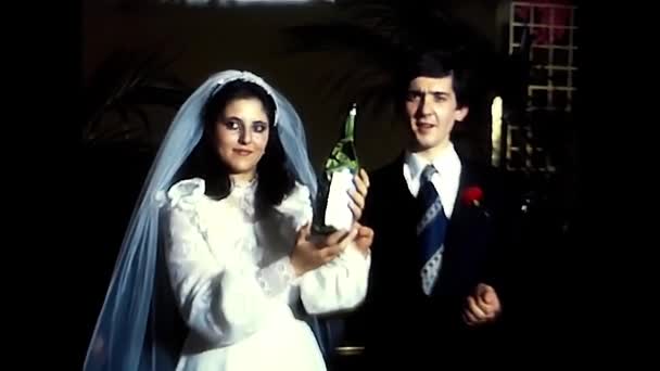 Palermo Italien November 1980 Anstoßen Der Eheleute Restaurant Mit Verwandten — Stockvideo