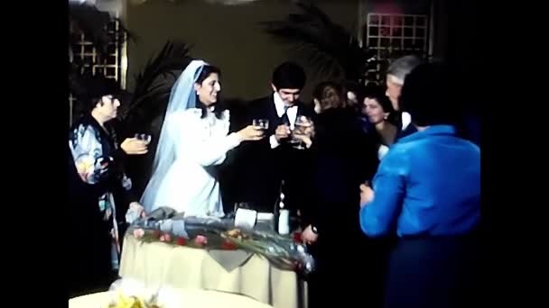 1980年11月22日イタリアのパレルモ 80年代の親戚とレストランでの配偶者の乾杯 — ストック動画