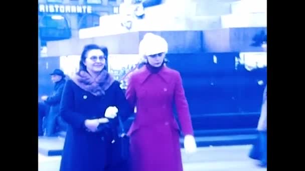 Milan Italy December 1970 Orang Orang Keluar Untuk Berjalan Jalan — Stok Video