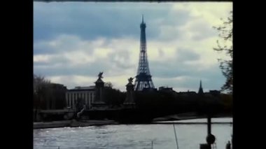 Paris, Fransa 18 Mart 1960: Paris 'teki Eyfel Kulesi manzarası