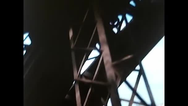 Paris Francia Marzo 1960 Ascesa Alla Torre Eiffel Con Ascensore — Video Stock