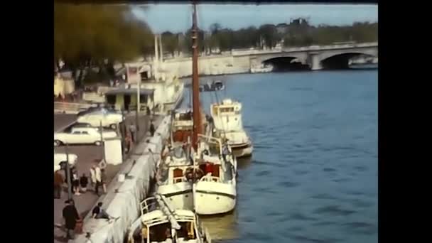 Париж Франция Марта 1960 Лодки Реке Париже — стоковое видео