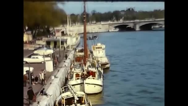 Paris Frankreich März 1960 Boote Auf Dem Fluss Paris 60Er — Stockvideo