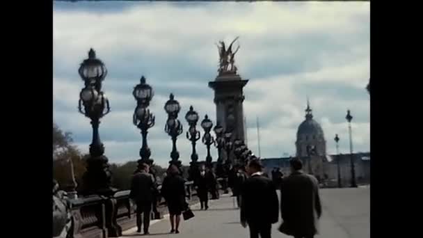 París Francia Marzo 1960 Alexander Brdge París Con Turistas Los — Vídeo de stock