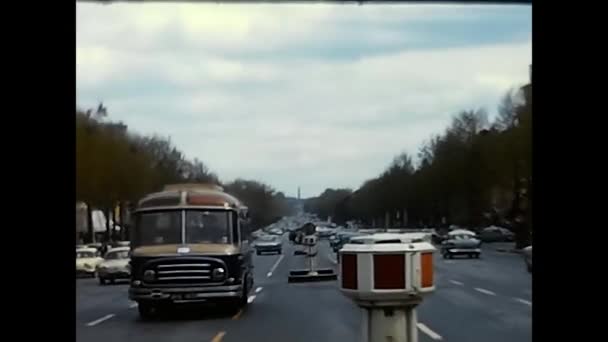 Paris França Marcha 1960 Ônibus Cidade Com Carro Passando Por — Vídeo de Stock