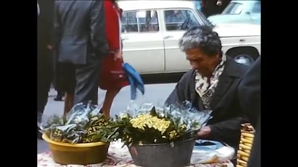 Paris Frankrijk Maart 1960 Vrouw Zoek Naar Bloemen Vanuit Een — Stockvideo
