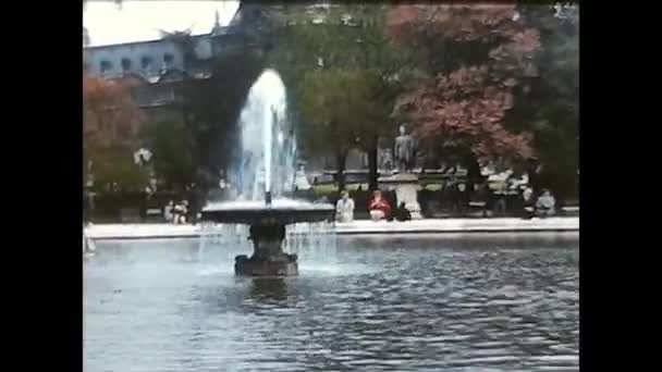 1960年6月18日 法国巴黎 60年代的巴黎游客 — 图库视频影像