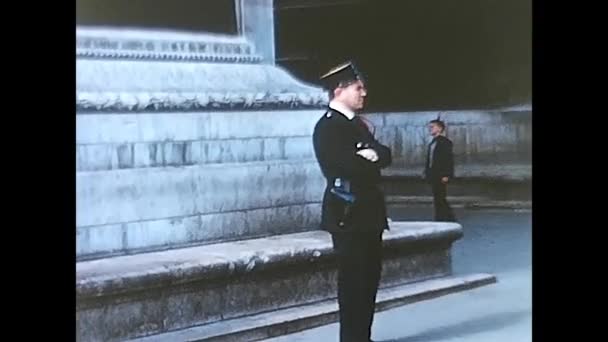 Paris France Mars 1960 Homme Sécurité Arc Triomphe Dans Les — Video