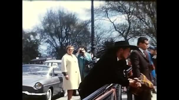 Paříž 18. března 1960: turisté v Paříži v 60. letech