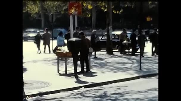 Παρίσι Γαλλία Μαρτίου 1960 Τουρίστες Στο Παρίσι Δεκαετία Του — Αρχείο Βίντεο