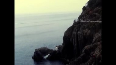 Liguria, İtalya 17 Ağustos 1980: Ligurian denizinin uçurumlarından manzara ve 80 'lerden kayalar