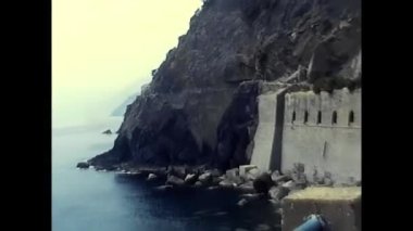 Liguria, İtalya 17 Ağustos 1980: Ligurian denizinin uçurumlarından manzara ve 80 'lerden kayalar