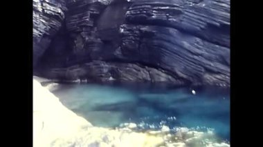 Liguria, İtalya 17 Ağustos 1980: Ligurian denizinin uçurumlarından manzara ve 80 'lerden kayalar