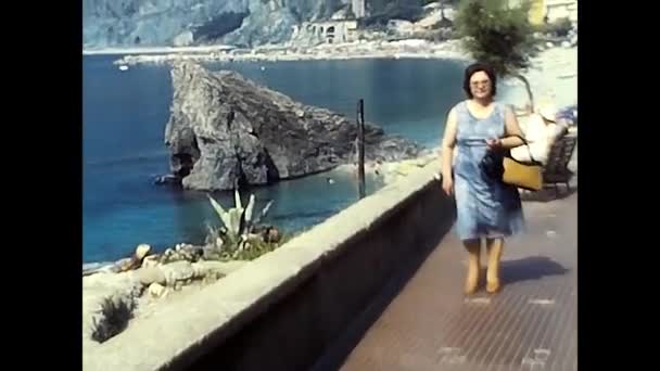 Ligúria Itália Agosto 1980 Turistas Visitam Aldeias Das Terras Ligúria — Vídeo de Stock
