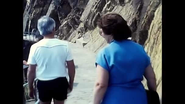 Liguria Agosto 1980 Turisti Visitano Borghi Delle Terre Della Liguria — Video Stock