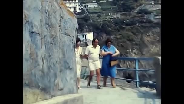 Ligúria Itália Agosto 1980 Turistas Visitam Aldeias Das Terras Ligúria — Vídeo de Stock