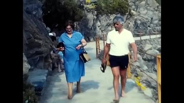 リグーリア州 イタリア1980年8月17日 観光客は1980年代にリグーリア州の5つの土地の村を訪れる — ストック動画