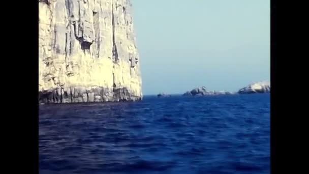 Фалурия Италия Августа 1980 Года Морской Пейзаж Скалы Лодки Годов — стоковое видео