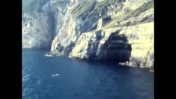 Liguria Italia Agosto 1980 Vista Una Cueva Mar Terre Los — Vídeo de stock
