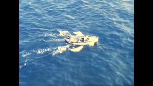 Liguria Olaszország Augusztus 1980 Hajó Tengerben Sziklák Évek — Stock videók