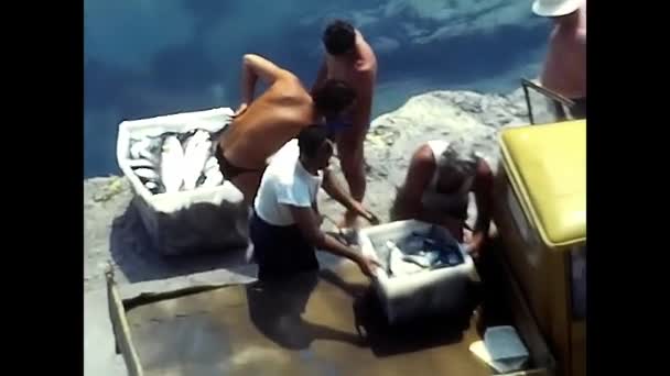 Λιγουρία Ιταλία Αυγούστου 1980 Ψαράδες Φορτώνουν Κιβώτια Ψάρια Ένα Πιθηκοκίνητο — Αρχείο Βίντεο