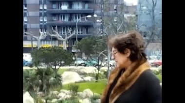 Barselona, İspanya 12 Haziran 1980: 80 'lerden beri Barselona' daki bahçeleri ziyaret eden kadın