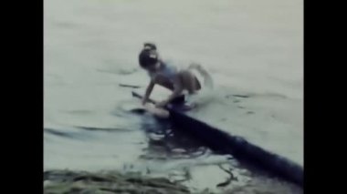 Palermo, İtalya Mart 1950: Kız 1950 'lerde göl kenarında oynuyor.