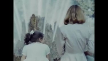 Palermo, İtalya Mart 1950: 1950 'lerde annesiyle fıskiyenin yanında küçük bir kız.