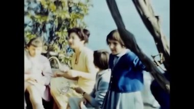 Palermo, İtalya Mart 1950: Parkta çocuklu aileler 1950 'lerde piknik yapıyor.