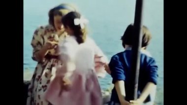 Palermo, İtalya Mart 1950: Parkta çocuklu aileler 1950 'lerde piknik yapıyor.