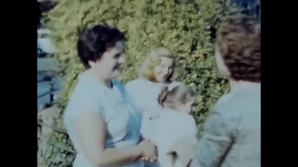 1950年意大利帕勒莫游行 1950年代家庭在公园开枪射击 — 图库视频影像