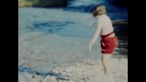 Palermo Italien März 1950 Ein Kleines Süßes Mädchen Gummistiefeln Spielt — Stockvideo