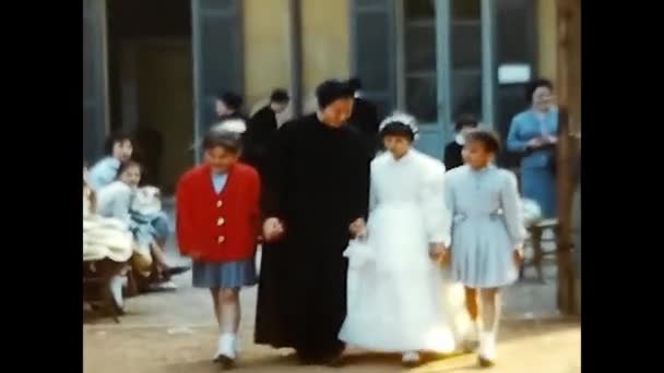 Παλέρμο Ιταλία Μάρτιος 1950 Μικρό Κορίτσι Λευκό Επίσημο Ένδυμα Για — Αρχείο Βίντεο