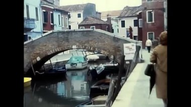 Venedik, Veneto 24 Mayıs 1980: Venedik manzarası, büyük kanal, vaparto su üzerinde yüzer, küçük tekneler, gondollar sıcak bir yaz gününde yelken açar