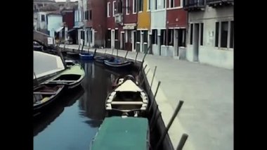 Venedik, Veneto 24 Mayıs 1980: Venedik manzarası, büyük kanal, vaparto su üzerinde yüzer, küçük tekneler, gondollar sıcak bir yaz gününde yelken açar