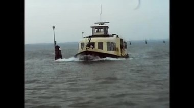 Venedik, Veneto 24 Mayıs 1980: Venedik manzarası, büyük kanal, vaparto su üzerinde yüzer, küçük tekneler, gondollar sıcak bir yaz gününde yelken açar