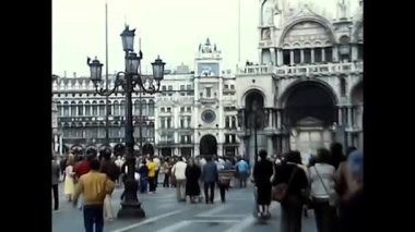 Venedik, Veneto 24 Mayıs 1980: Venedik, İtalya 'da Piazza San Marco' da Yürüyen İnsanlar kalabalığı, Panoramik Manzara