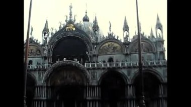 Venedik, Veneto 24 Mayıs 1980: Venedik, İtalya 'da Piazza San Marco' da Yürüyen İnsanlar kalabalığı, Panoramik Manzara
