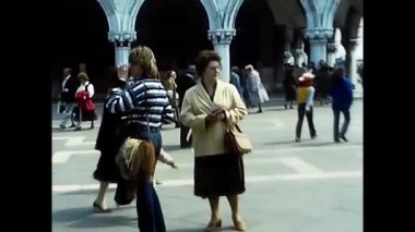 Venedik, Veneto 24 Mayıs 1980: Venedik turistleri 1980 'lerde şehri ziyaret ettiler