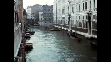 Venedik, Veneto 24 Mayıs 1980: Venedik manzarası, büyük kanal, vaparto su üzerinde yüzer, küçük tekneler, gondollar sıcak bir yaz gününde yelken açar