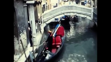 Venedik, Veneto 24 Mayıs 1980: Venedik manzarası, büyük kanal, vaparto su üzerinde yüzer, küçük tekneler, gondollar sıcak bir yaz gününde yelken açar